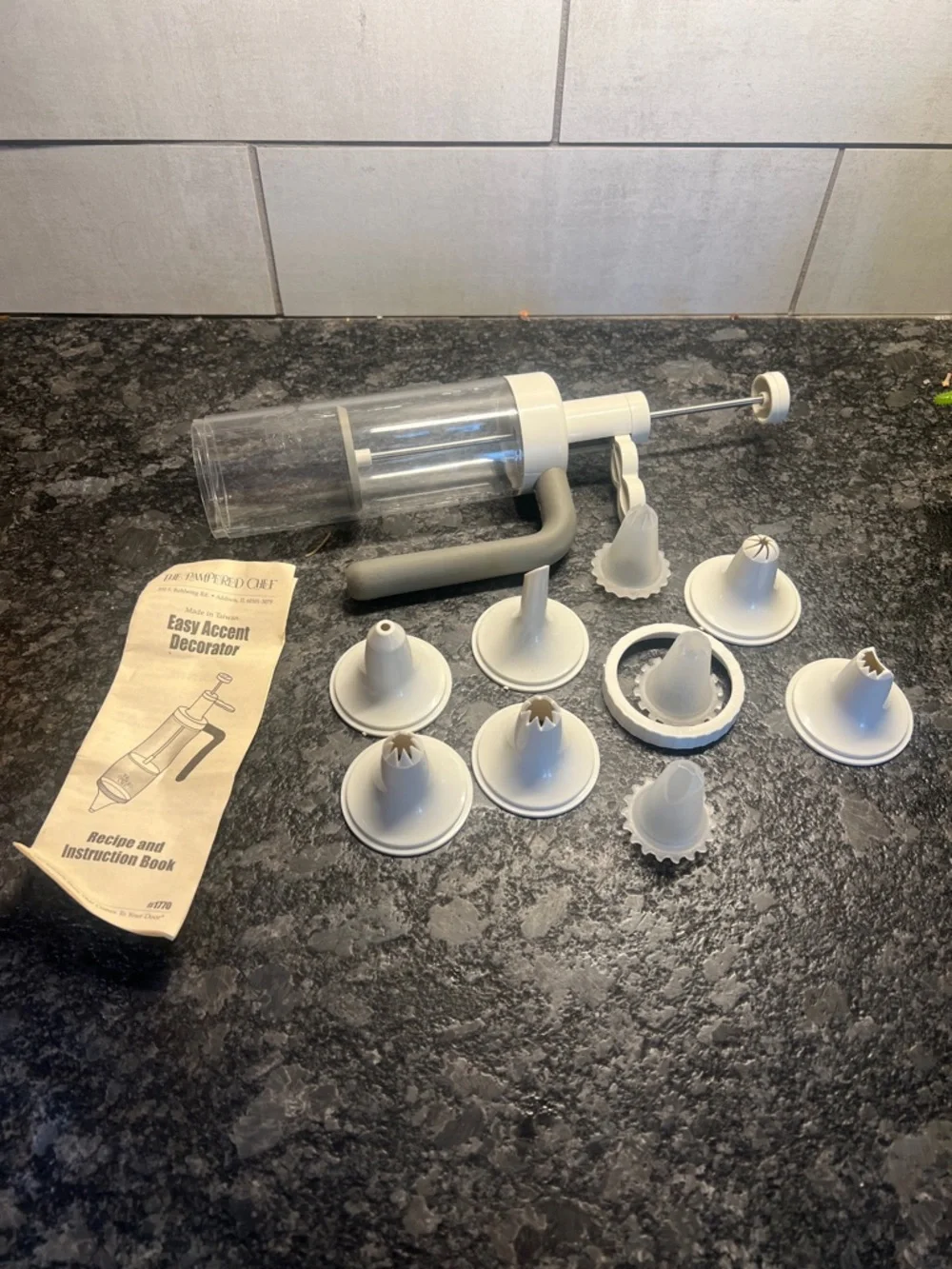 Pampered Chef Easy Accent Decorator kit. Great condition